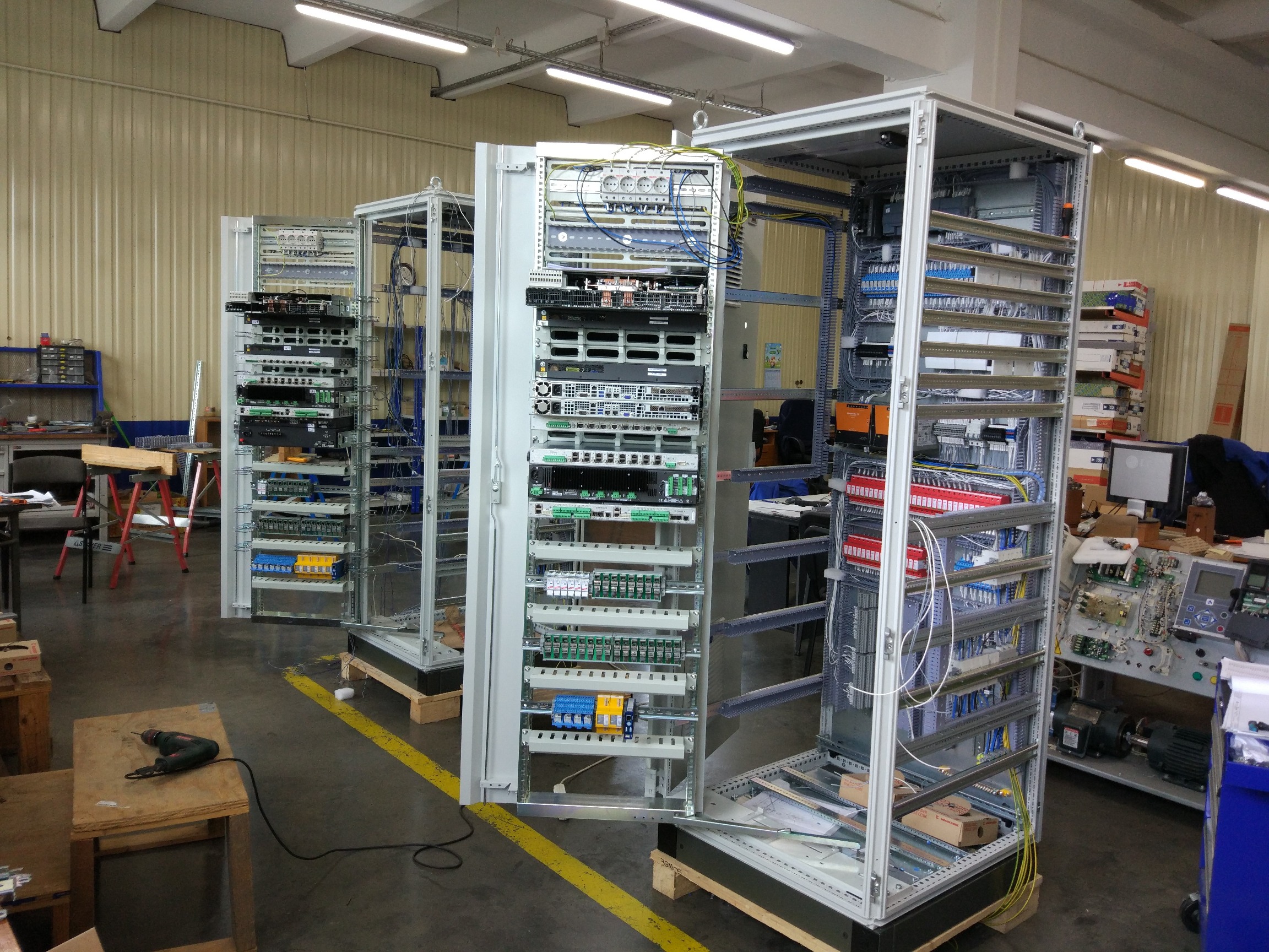 Шкаф управления с сервером для опасных производственных объектов